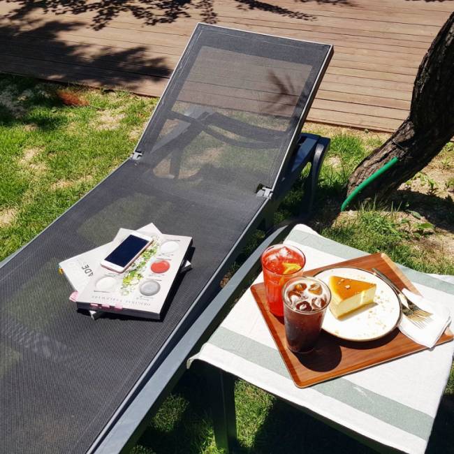 Шезлонг-лежак пластиковый Pacific черный 1930х680х350 мм