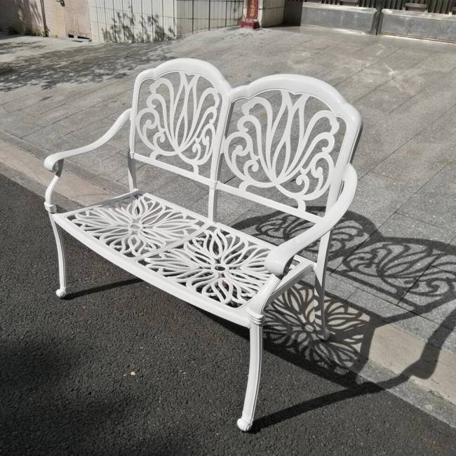 Белая скамейка Valencia 2 из литого алюминия Белая скамейка Valencia 2 из литого алюминия